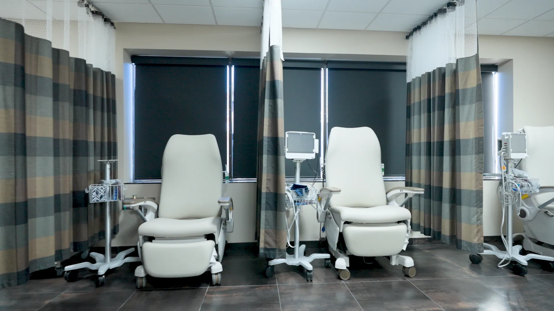 Private recovery bays with reclining chairs and patient monitors
