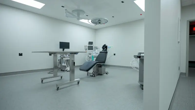 Ambulatory surgery room with adjustable surgical chair