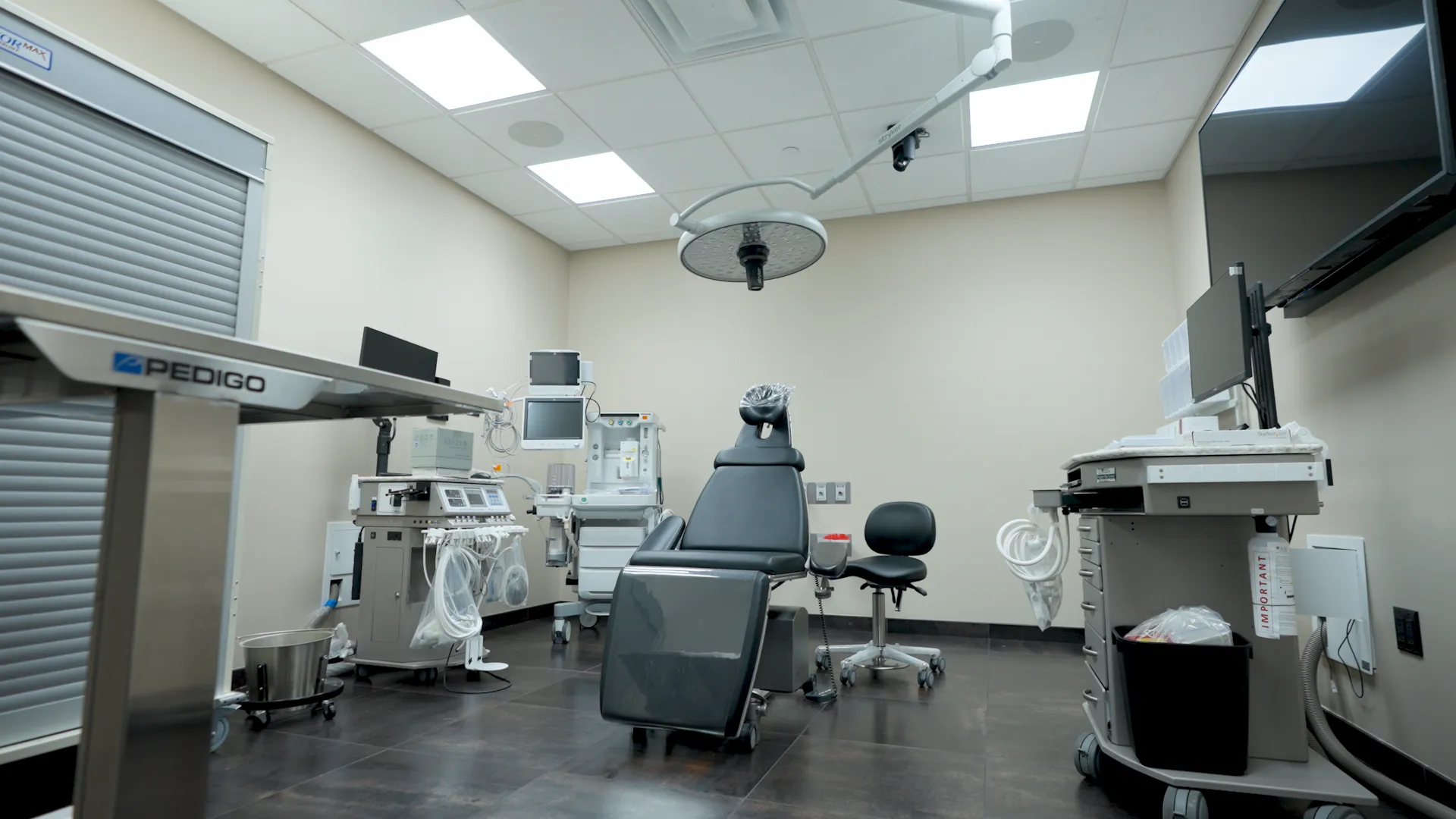 Surgical operatory with anesthesia equipment and monitors